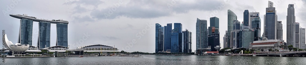 Fototapeta premium Panoramic view of the Marina sans bay hotel and the financial area of ​​Singapore