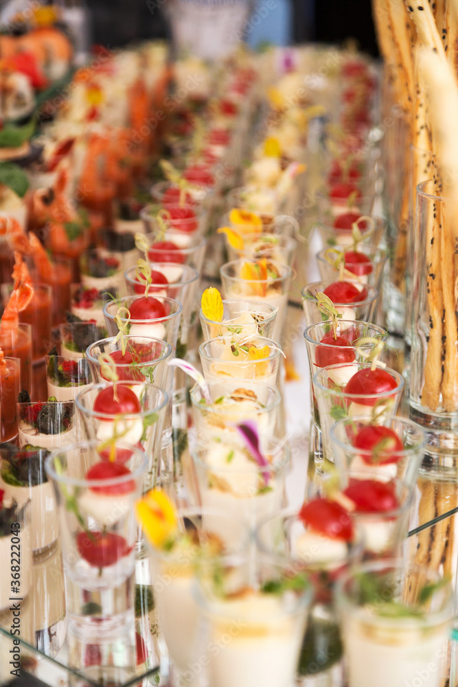 Obraz premium Assortment festive appetizers on the plate, selective focus. Festive buffet. As a photo, for the menu of restaurants, cafes and promotional items.