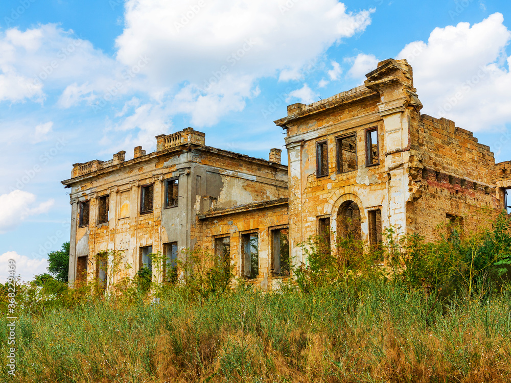 Fototapeta premium The ruins of an ancient house in Odessa, Ukraine. Historic building destroyed by vandals of the proletariat during a revolution in Russia in the 20th century.