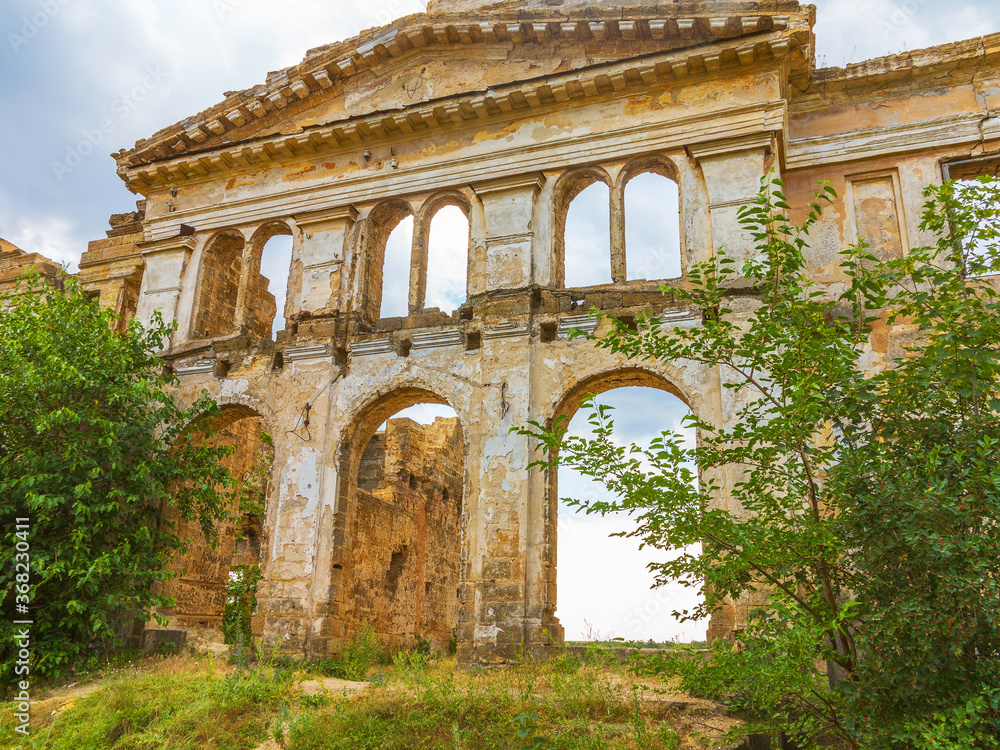 Fototapeta premium The ruins of an ancient house in Odessa, Ukraine. Historic building destroyed by vandals of the proletariat during a revolution in Russia in the 20th century.