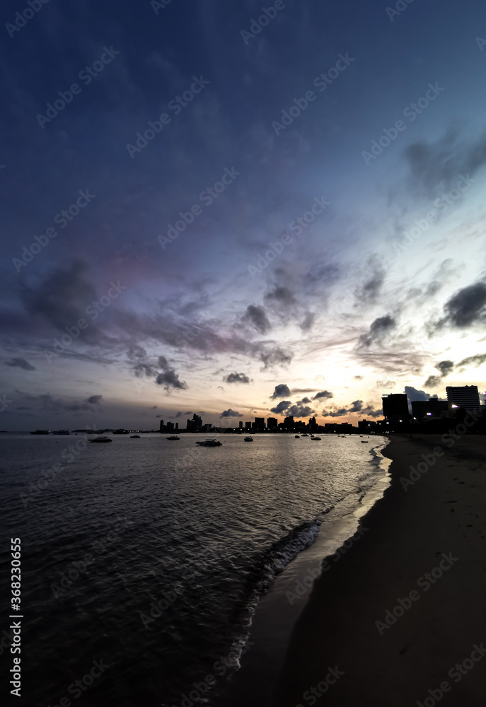 Obraz premium pattaya sun rise at pattaya beach. background for thailand travel and relaxation