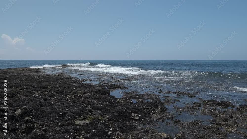 磯に打ち寄せる海の波 磯に打ち寄せる海の波