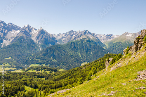 Ftan, Wanderweg, via Engiadina, Alp Laret, Bergbauer, Alm, Bergwiesen, Alpen, Unterengadin, Inn, Inntal, Graubünden, Sommer, Schweiz © bill_17