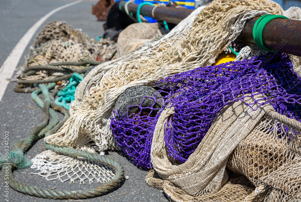 Fischernetze in verschiedenen Farben 