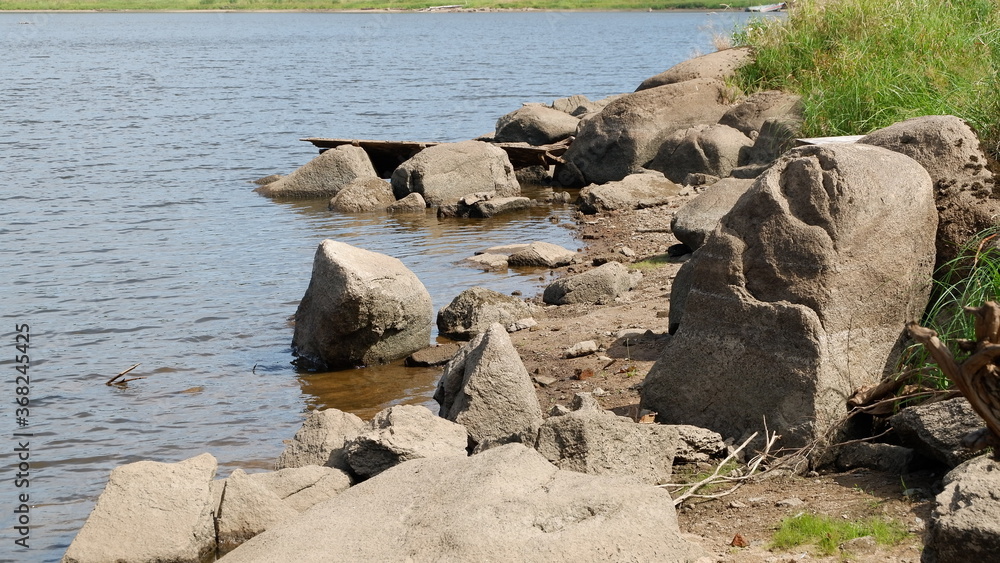 Obraz premium rocky shore of the river