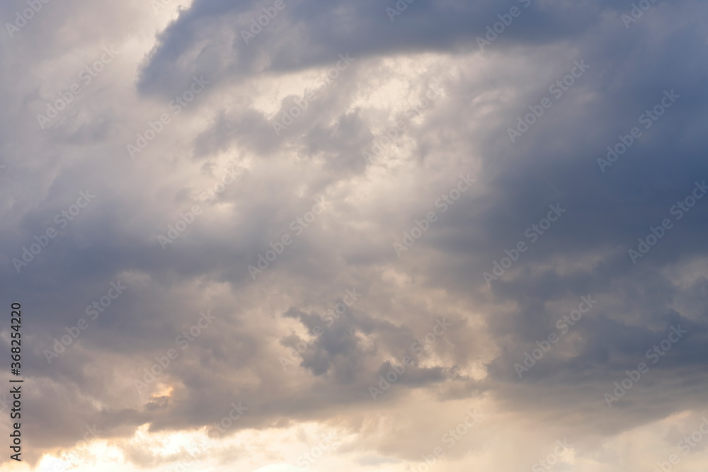 Graue Gewitterwolken am Abendhimmel