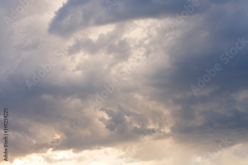 Fototapeta Naklejka Na Ścianę i Meble -  Graue Gewitterwolken am Abendhimmel
