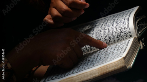 Schilderij op canvas Muslim women read the Quran from a short distance
