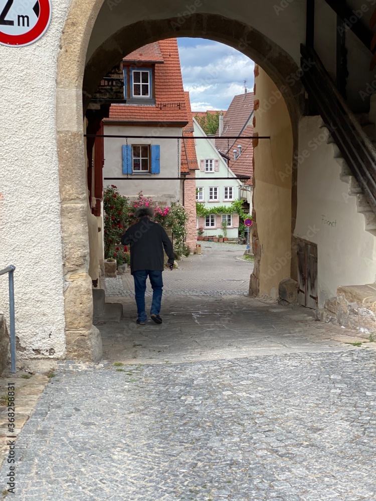  Tor in die Altstadt, alter Mann läuft durch