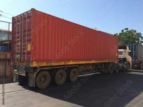 Container van Red truck To deliver products to customers Enter the warehouse or export to foreign land transportation.