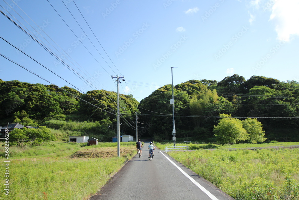 田舎道をサイクリング