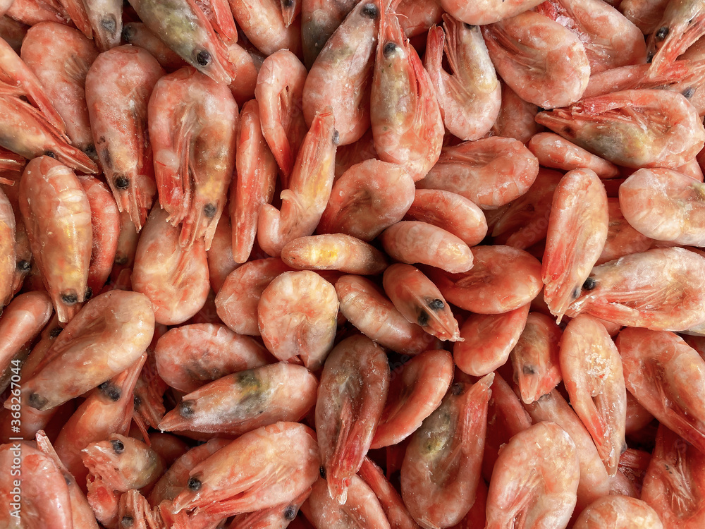 Raw unpeeled shrimp frozen. Showcase in the supermarket. Raw unpeeled shrimp frozen. Showcase in the supermarket.