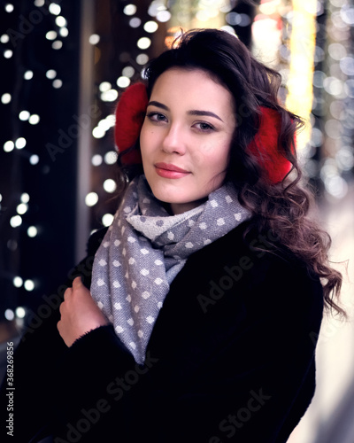 Obraz na płótnie Brunette model posing near lights at the evening at the city w salonie