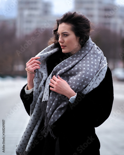 Obraz na płótnie Brunette model with curly hait posing at the city streets w salonie