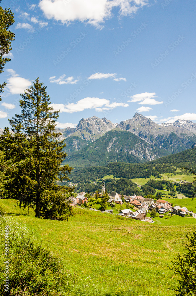 Obraz premium Ftan, Dorf, Kirche, Engadiner Dorf, Engadiner Häuser, Wanderweg, Unterengadin, Alpen, Landwirtschaft, Sommer, Wanderferien, Nationalpark, Inn, Fluss, Graubünden, Schweiz