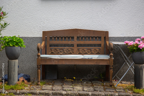 Fotografie Facade of an old house with a bench and plants in front