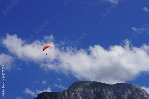 Frei schwebender Fallschirm vor Berg Königssee Königsee Berchtesgaden Sport Bayern Deutschland Sonnenschein und Himmelblau photo