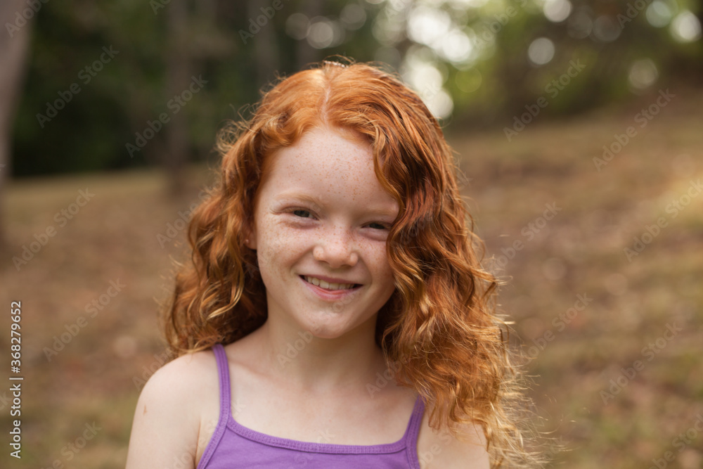 © Kathryn Jewkes/Austockphoto - Young girl smiling in an open field