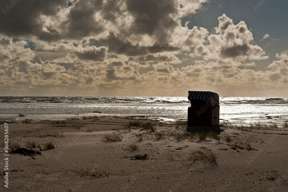 Strandkorb im Sonnenuntergang
