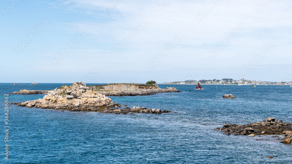 Côte de l'île de Batz vue de l'embarcadère de Roscoff