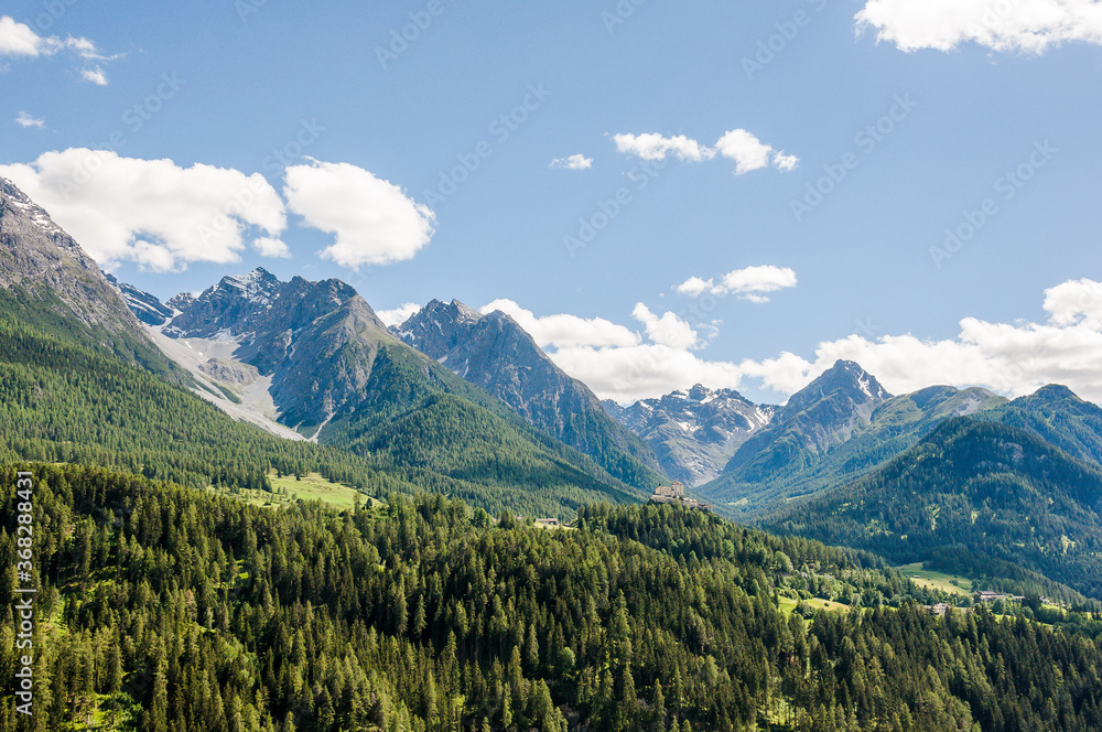 Obraz premium Scuol, Tarasp, Unterengadin, Bergdorf, Schloss, Fontana, Vulpera, Kirche, Wanderweg, Alpen, Engadin, Innschlucht, Inn, Fluss, Graubünden, Sommer, Schweiz