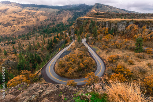 Canvas Print Unique shape horseshoe road in Oregon's Rowena Crest viewpoint in fall