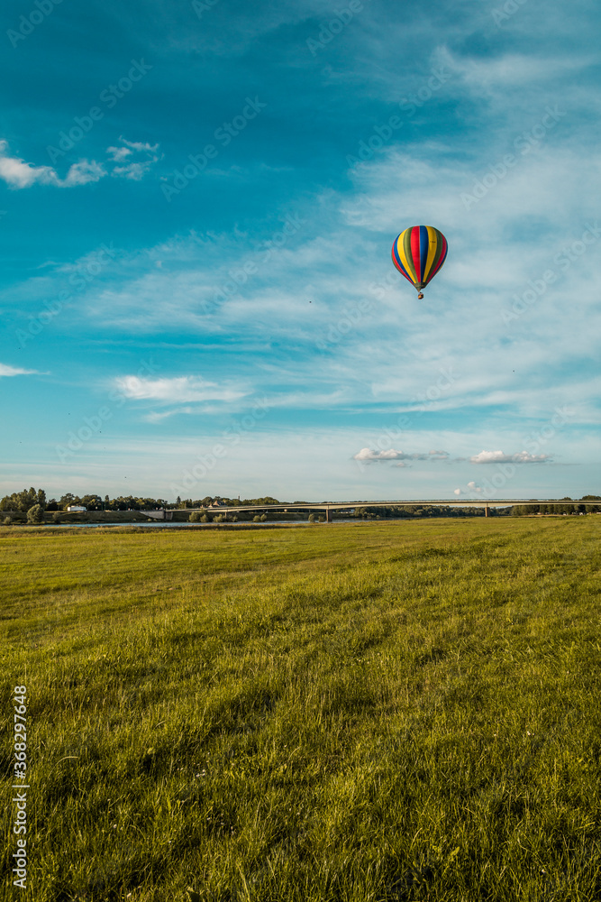 Obraz premium Balloons in the sky flying above Loire Valley