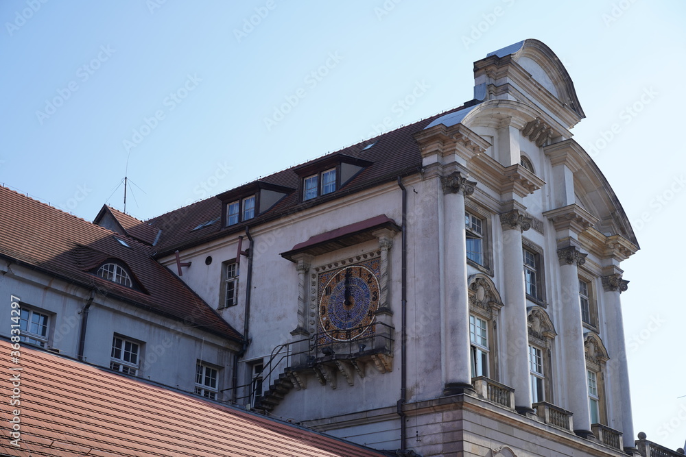 Historisches Gebäude mit großer Uhr in Poznan