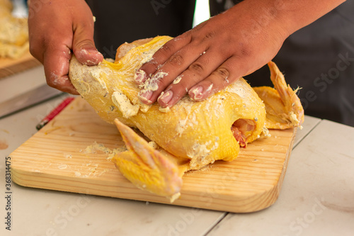 pollo preparado a la mantequilla con finas hiervas saly pimienta, en la parrilla. 