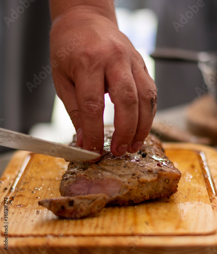 New york al sartén con finas hiervas en el asador al carbón 