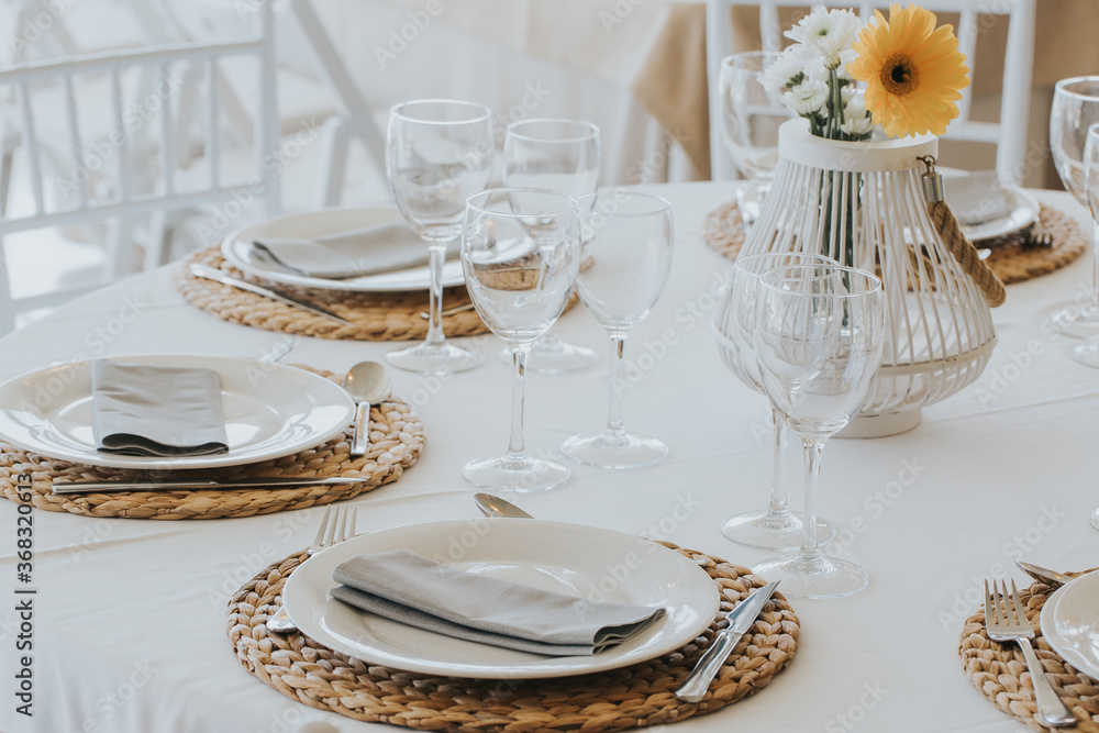 Fototapeta premium montaje de mesa almuerzo cena boda 