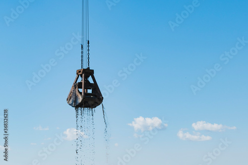 Bucket of the river crane during operation