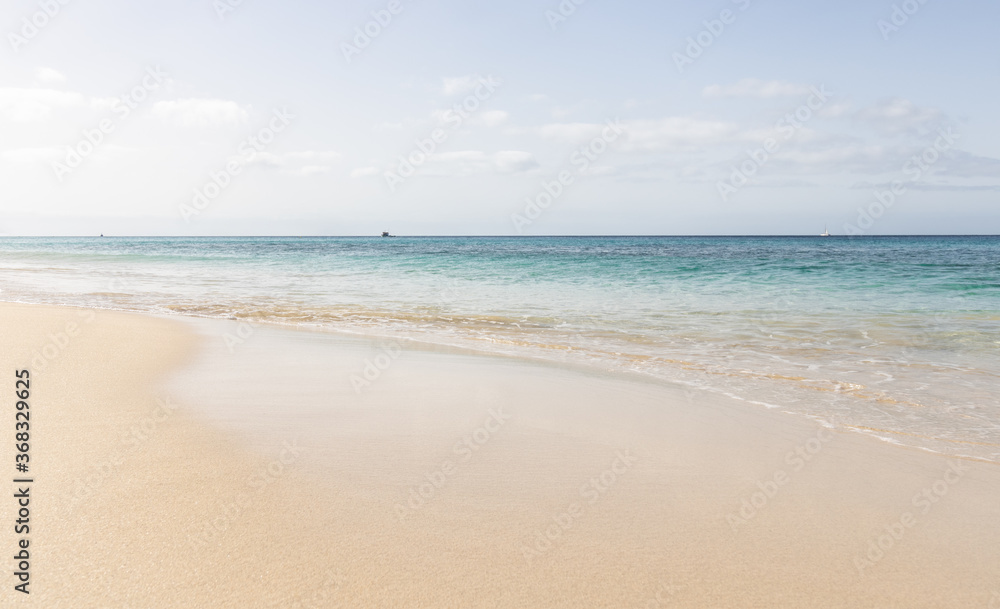 PLaya de Morrojable en Fuerteventura en un dia soleado e con la agua azul turquesa PLaya de Morrojable en Fuerteventura en un dia soleado e con la agua azul turquesa