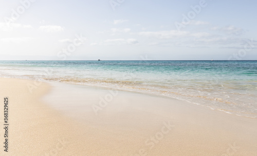 PLaya de Morrojable en Fuerteventura en un dia soleado e con la agua azul turquesa