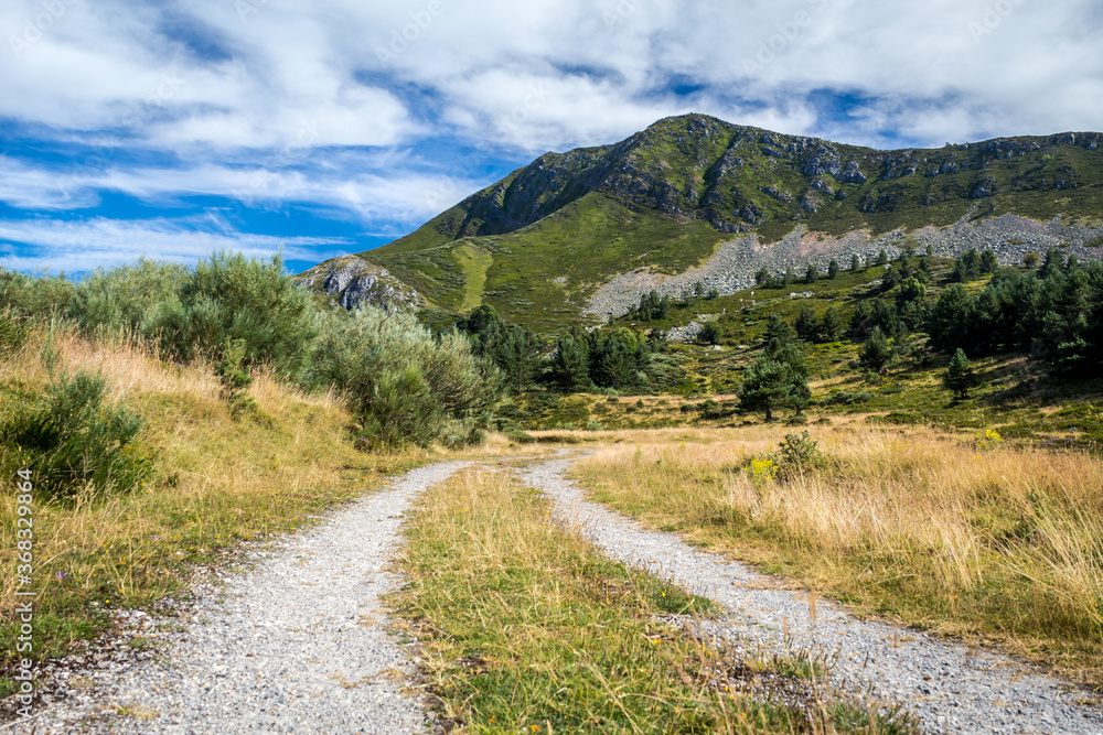 Un camino discurre por la falda del Pico del Lago, que alcanza más de 2000 metros de altitud. Un camino discurre por la falda del Pico del Lago, que alcanza más de 2000 metros de altitud.