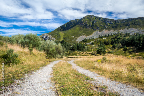 Un camino discurre por la falda del Pico del Lago, que alcanza más de 2000 metros de altitud.
