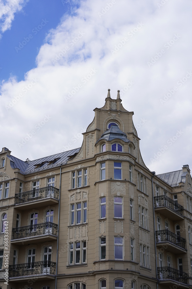 Sehenswertes, großes Jugendstilhaus in Poznan unter blauem Himmel und weißer Wolke bei Sonnenschein