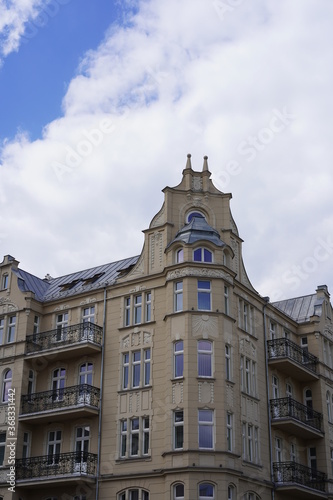 Sehenswertes, großes Jugendstilhaus in Poznan unter blauem Himmel und weißer Wolke bei Sonnenschein