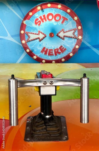 Cuadro en lienzo Water shooting game on a carnival midway