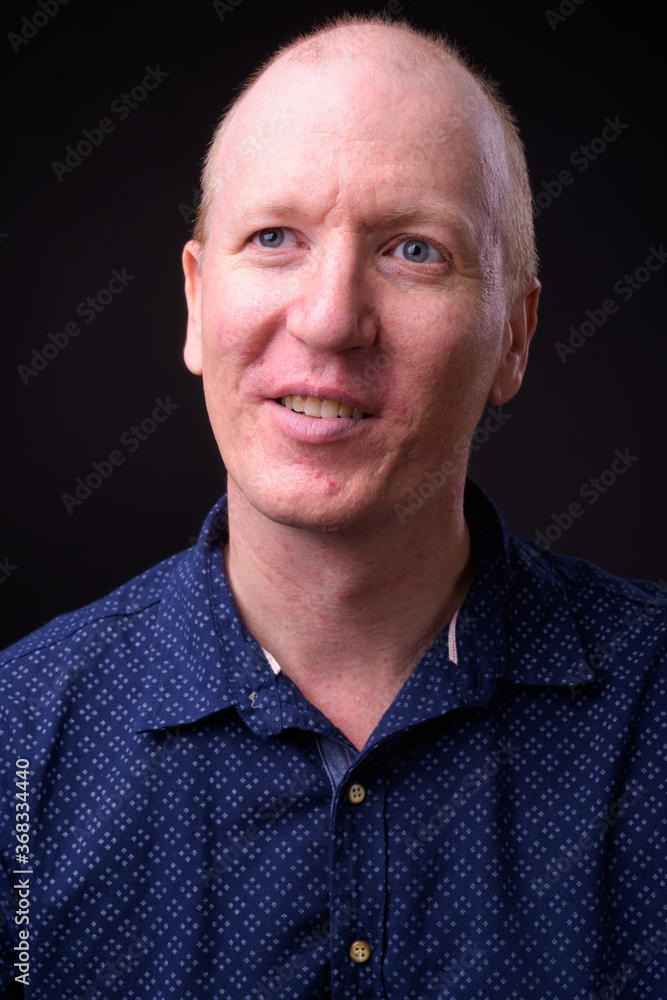 Obraz premium Face of happy bald businessman thinking and looking up
