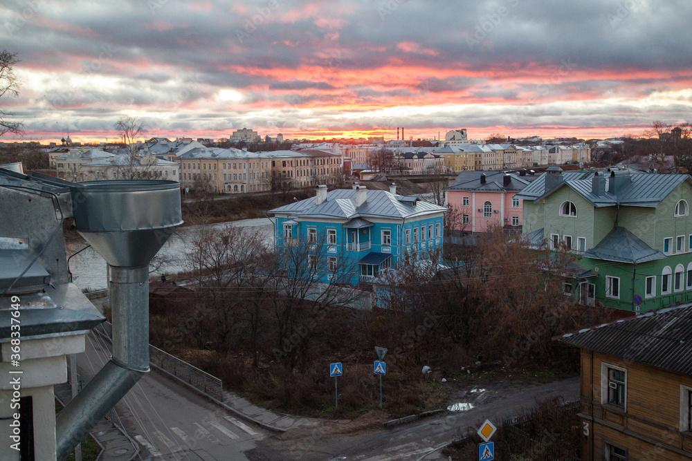 Obraz premium Sunset cityscape of small russian town with bright cottages