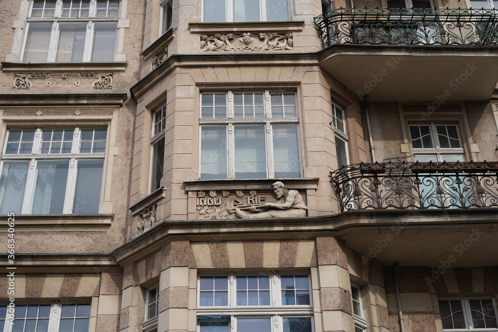 Jugendstilfassade in Poznan mit der Darstellung eines Industriearbeiters