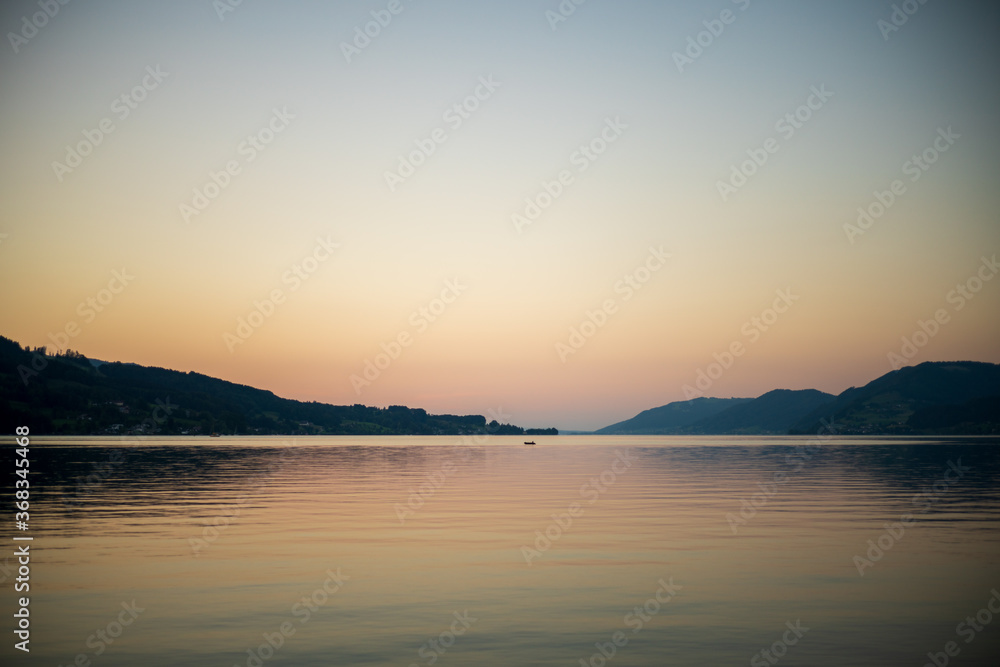 Obraz premium Attersee Sonnenuntergang mit Schlauchboot