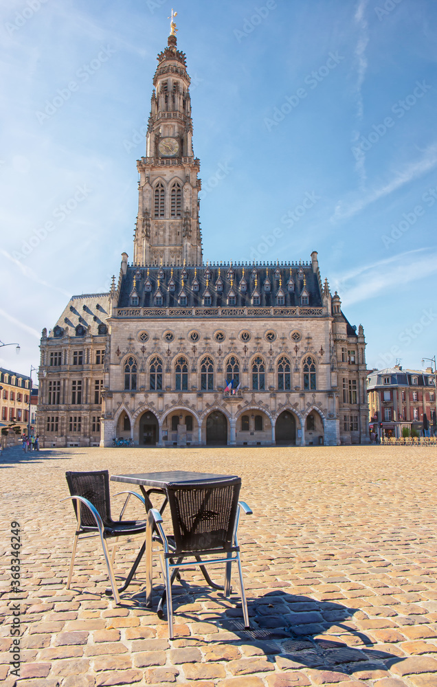 Fototapeta premium Table et chaises de café sur la Grand-Place d'Arras