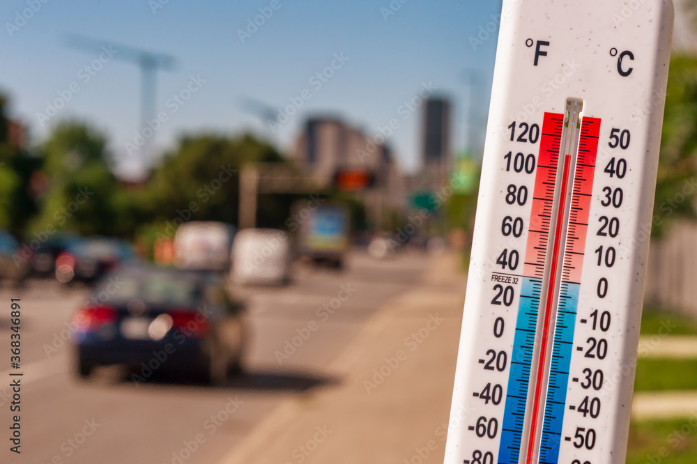 Thermometer in front of cars and traffic during heatwave - obrazy, fototapety, plakaty 