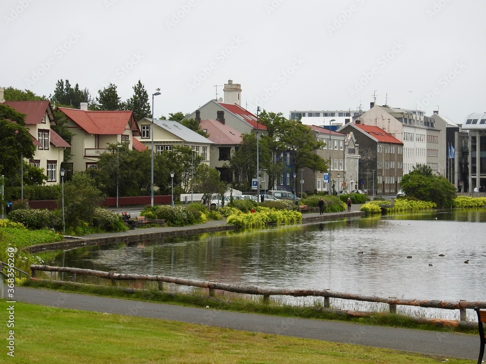 Obraz premium Icelandic houses on the lake front of Tjörnin Lake in Reykjavik, Iceland