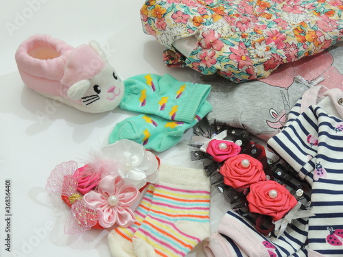 ropas de bebe con zapatos y accesorios  de color aul rosdo y vestidos