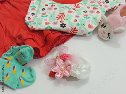 ropas y accesorios de bebe con colores diveros