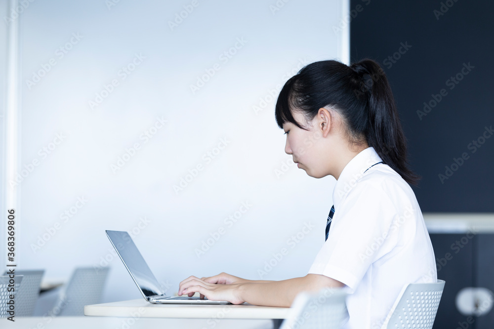 授業中の中学生