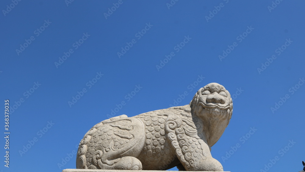 sculpture of a lion in the city